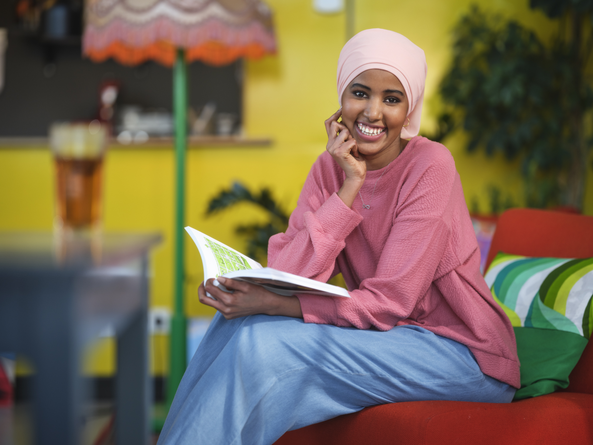 Student rekenen bekijkt haar studieboeken