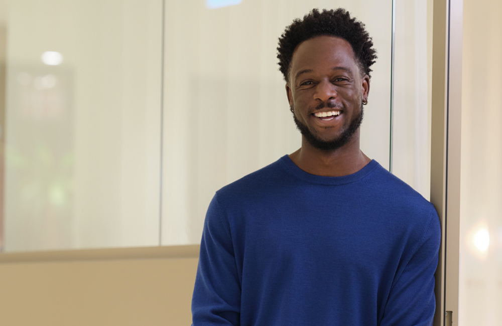 Student studeert tijdens flexibele leerweg met laptop