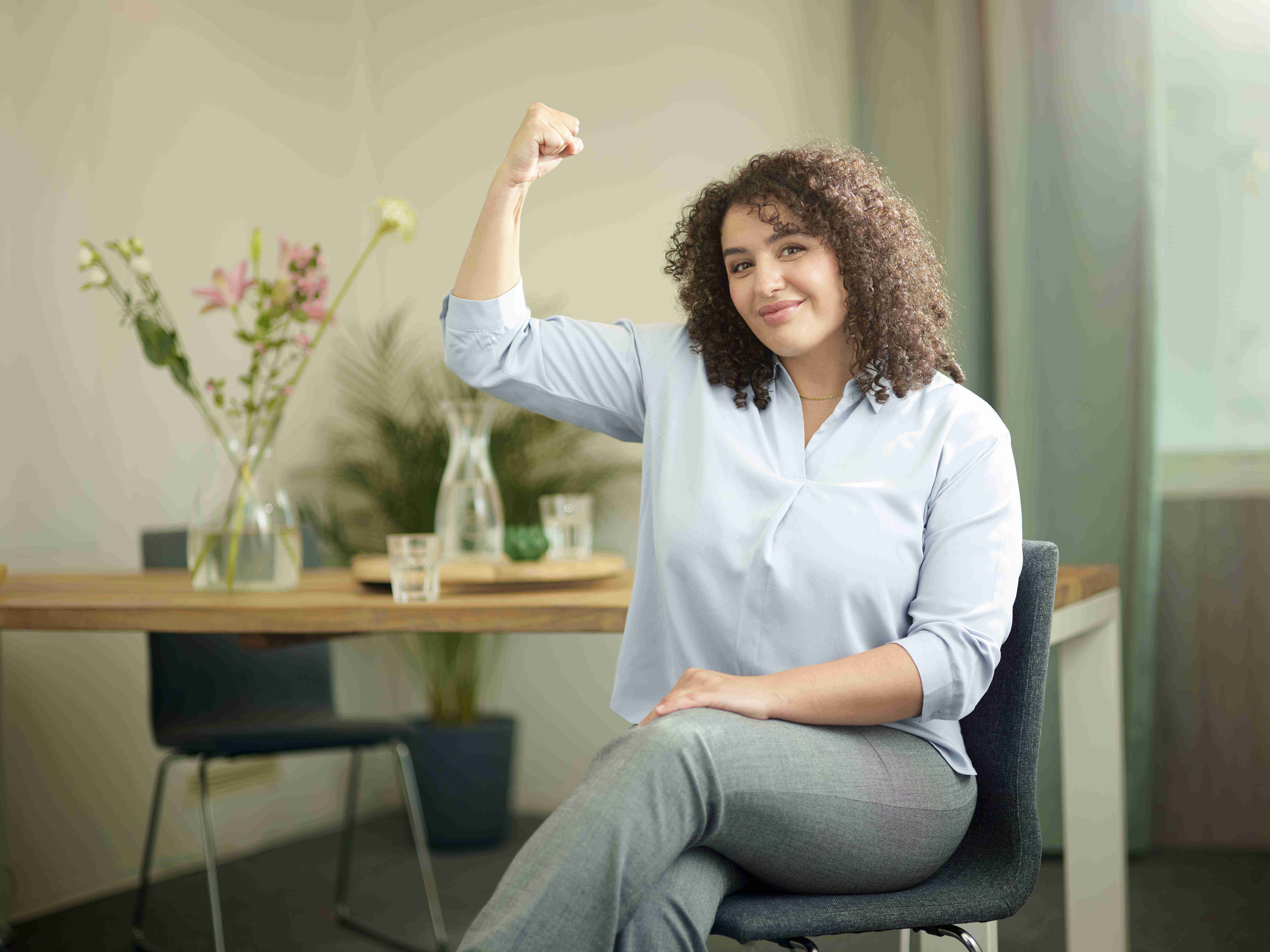 Psycholoog laat glimlachend haar spierbal zien