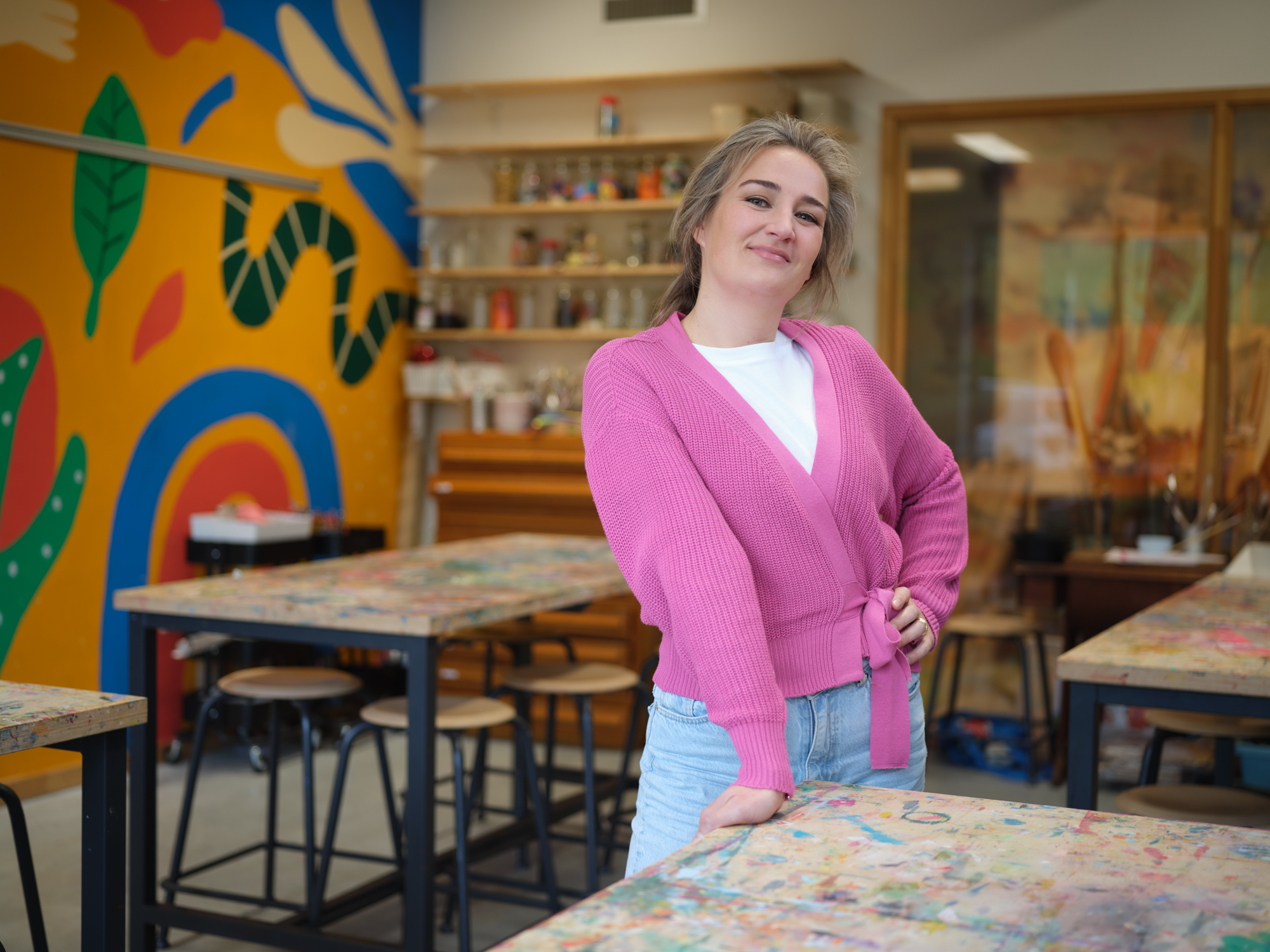 Pedagogisch Medewerker staat in het leslokaal