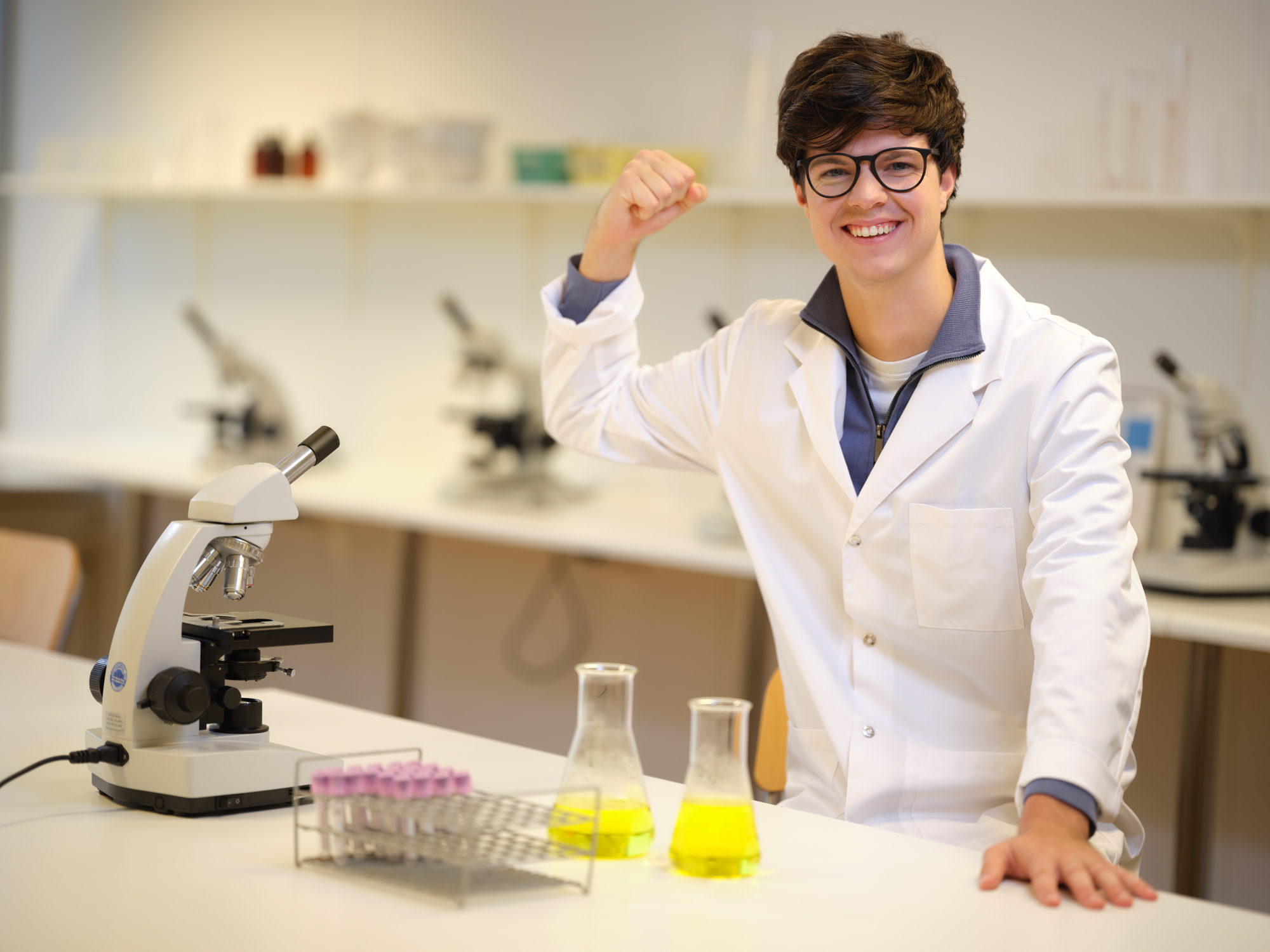 Allround Laborant toon zijn spierbal in laboratorium 