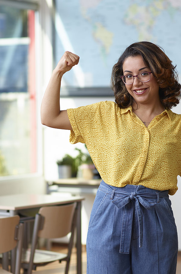 Onderwijsassistent staat in leslokaal 