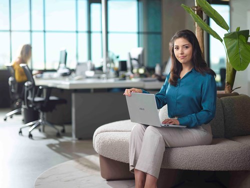 Accountmanager zit in kantoorruimte met laptop
