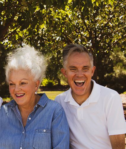 twee lachende ouderen mensen kijken in natuur