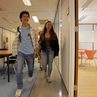 Studenten HBO Toegepaste Psychologie lopen lachend lokaal binnen
