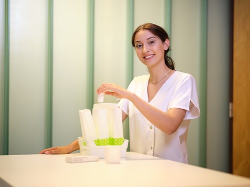 Apothekersassistent pakt medicatie in