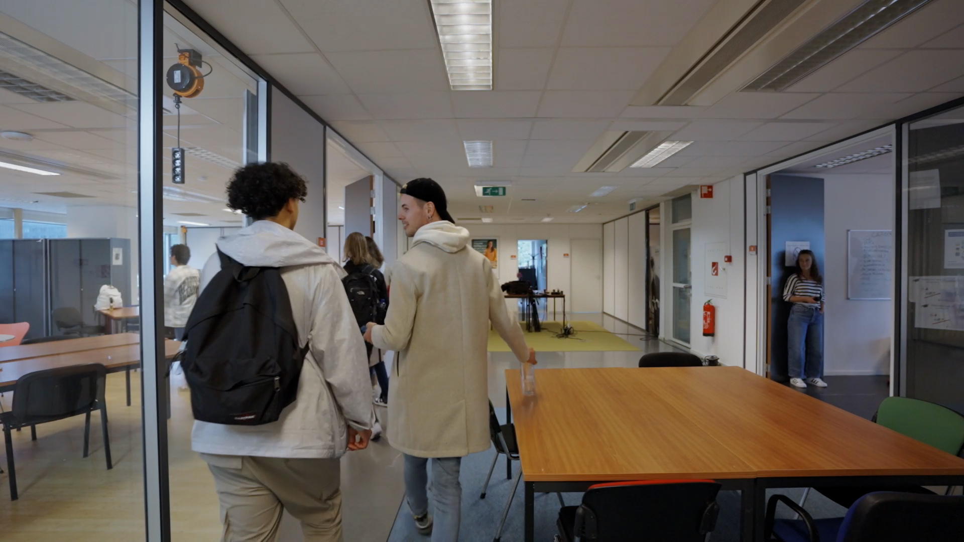 HBO Toegepaste Psychologie studenten lopen naar de klas