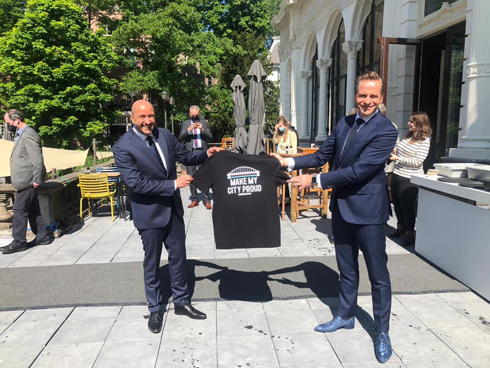 De jonge toont bedrukt t-shirt met logo