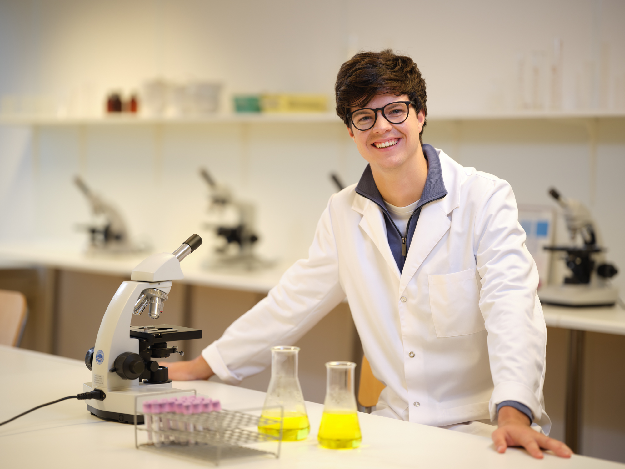 Laborant staat in zijn laboratorium 