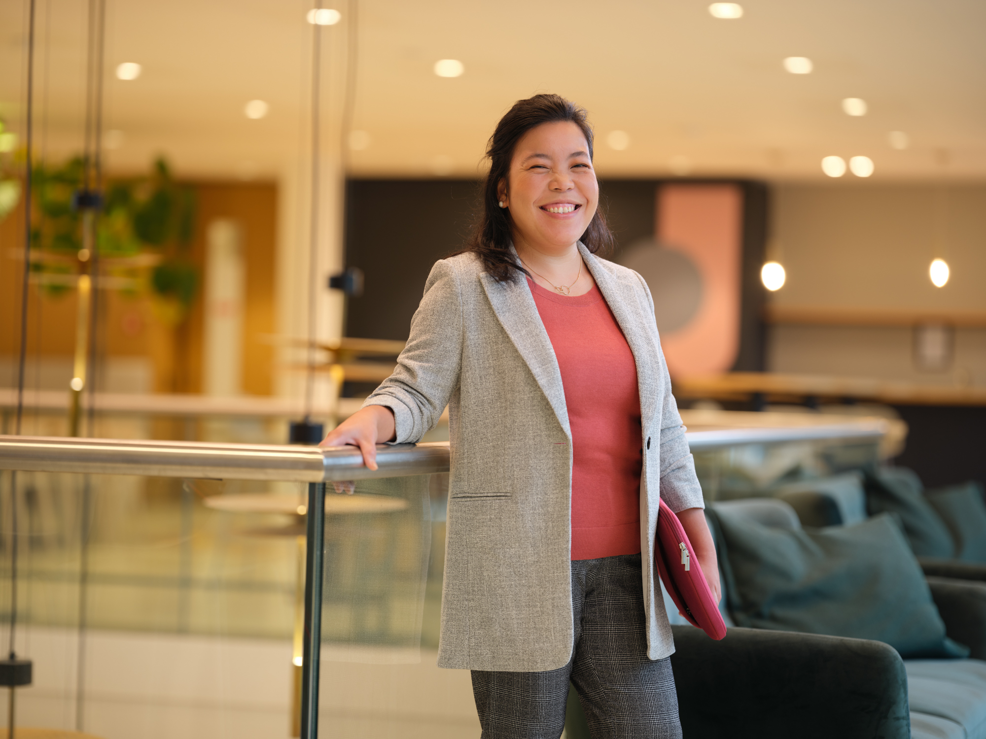 Office en Management Support Specialist leunt tegen railing