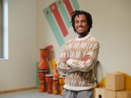 Capabel Onderwijs student poseert lachend met gekruiste armen 