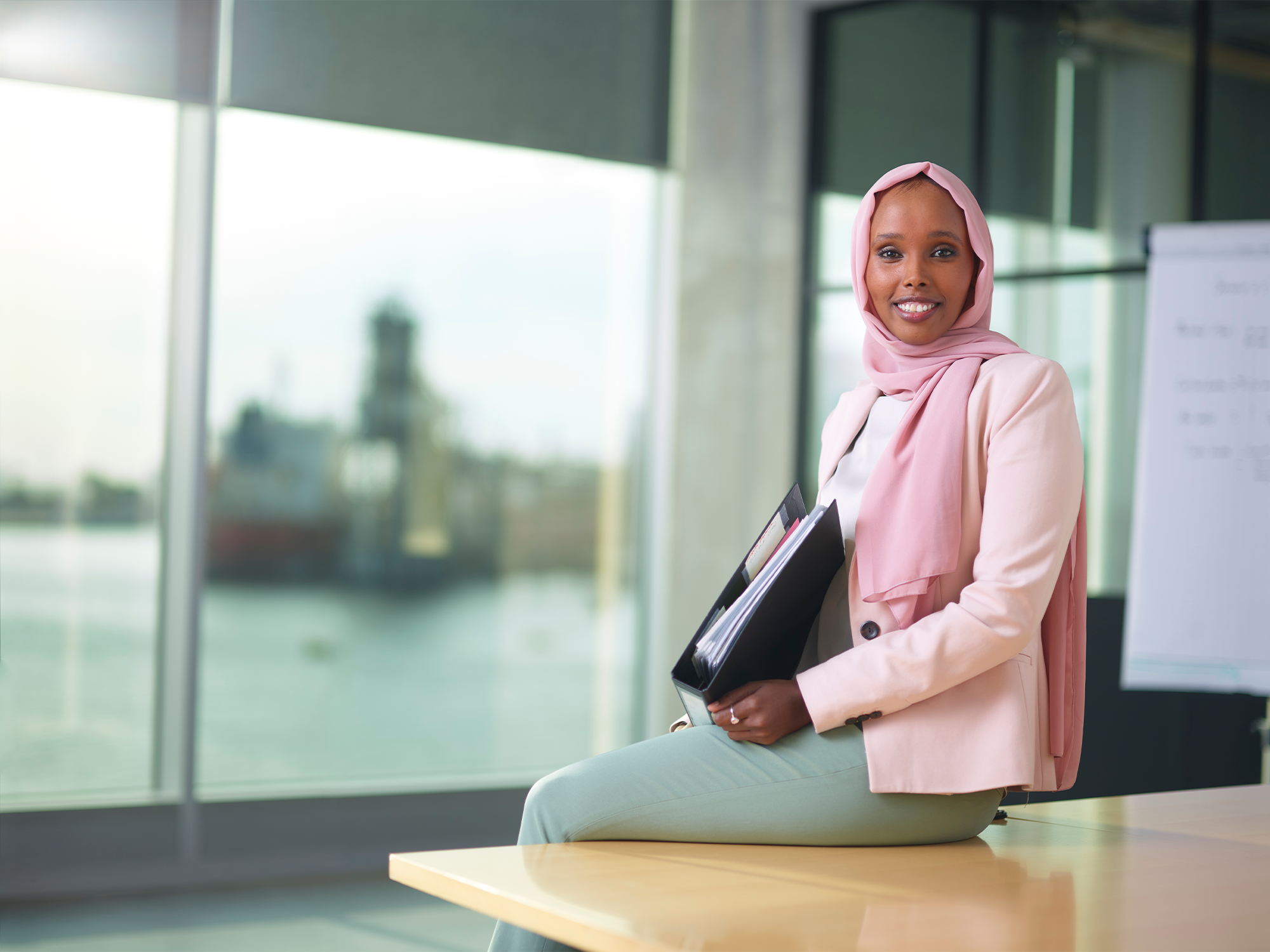 Bedrijfskundige zit op bureau met klapper
