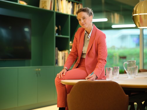  Marketing en Communication Specialist zit op bureau 
