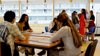 Hbo Toegepaste Psychologie studenten in de klas met groepje aan tafel