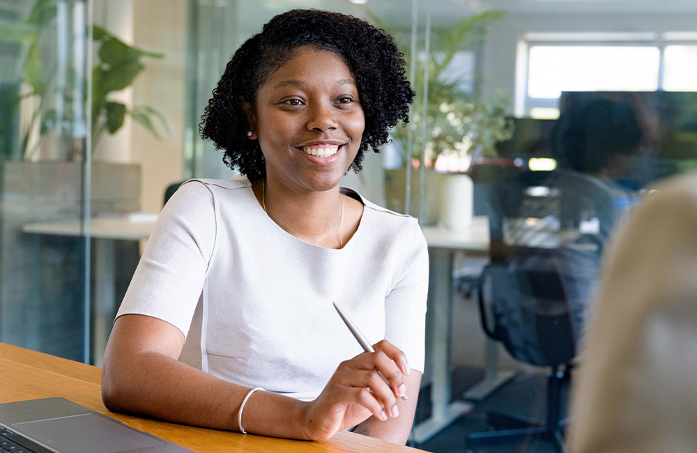 HR Specialist praat met kandidaat achter bureau