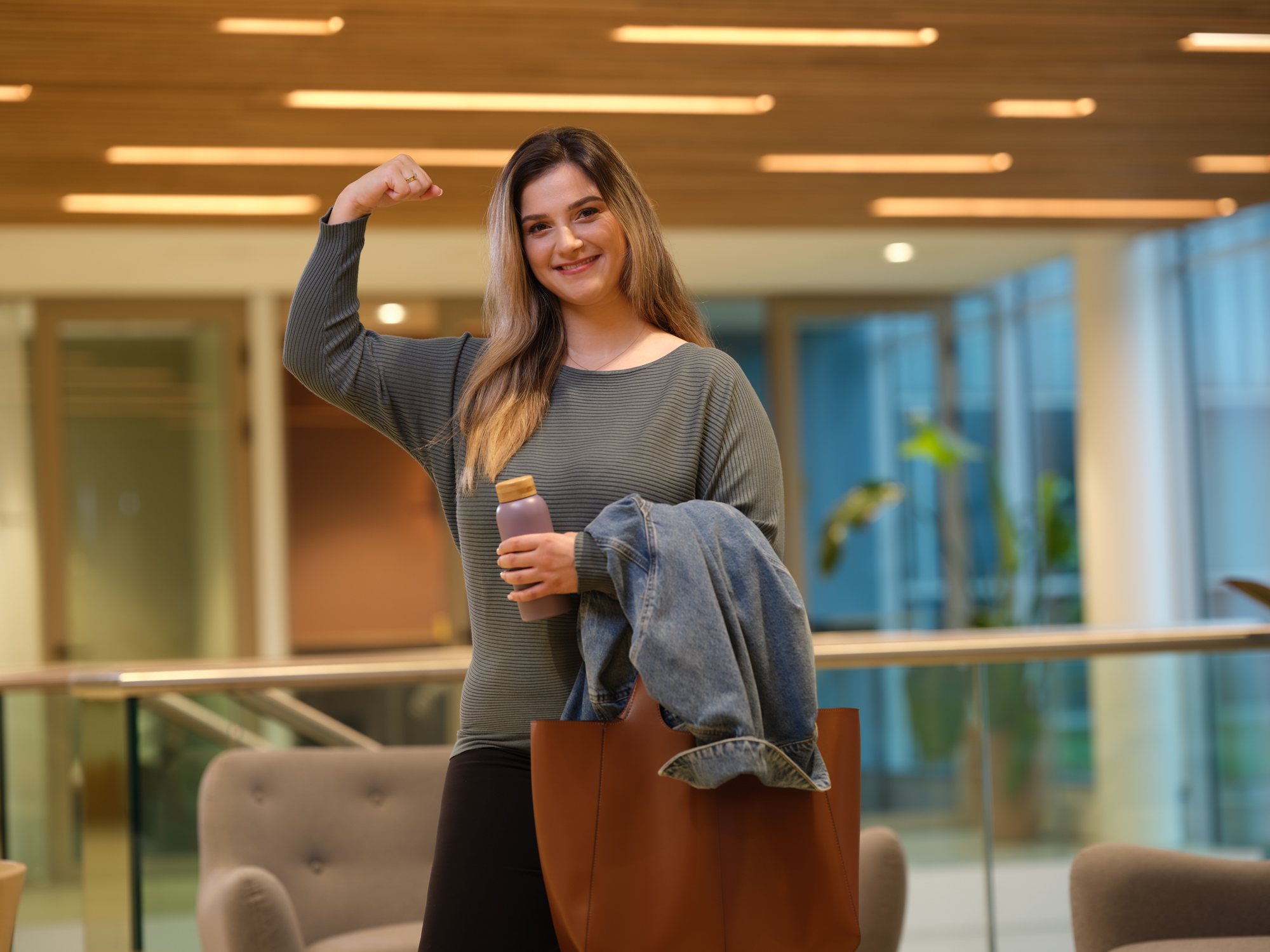  Administration en Control Specialist toont spierbal 