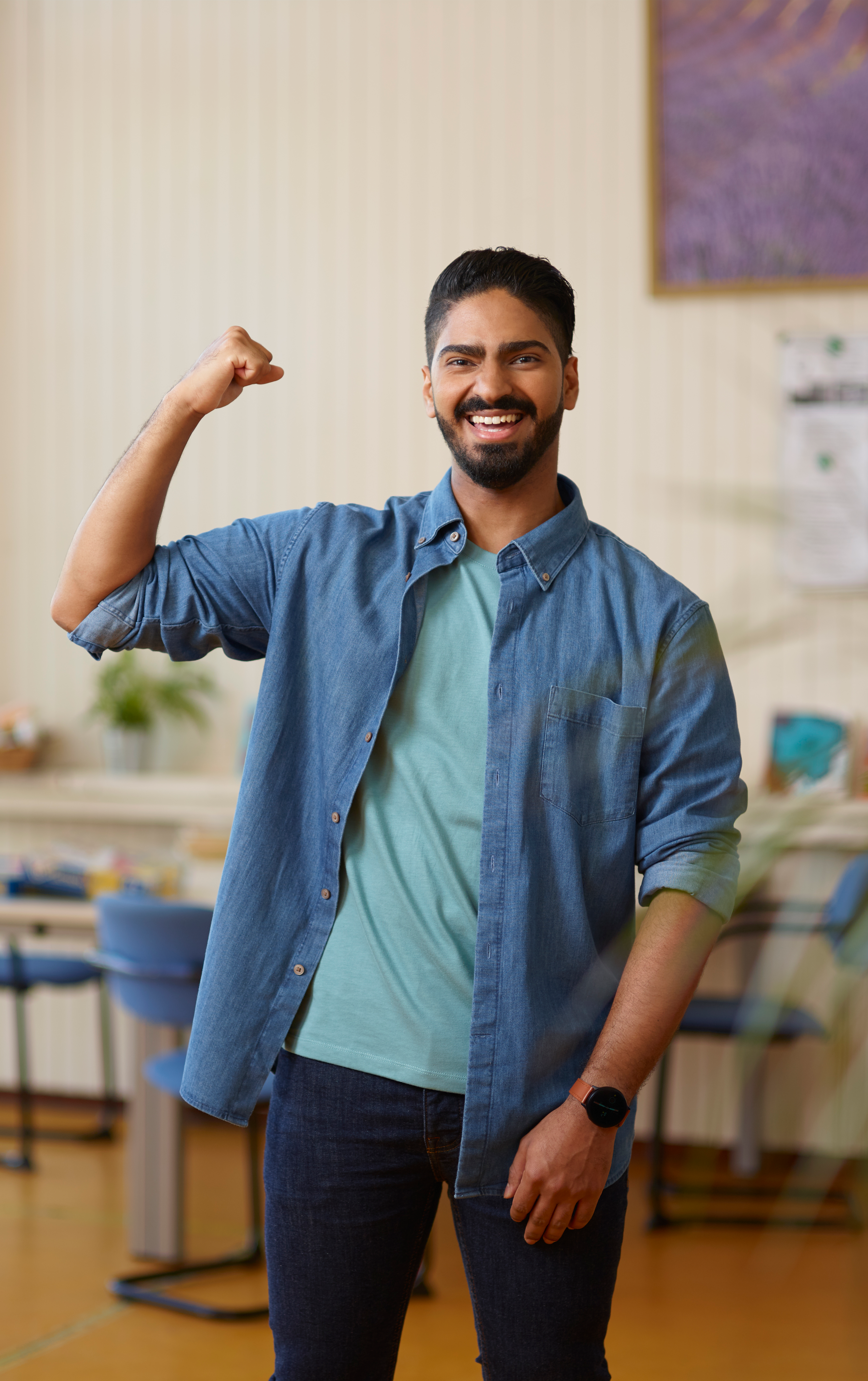 Sociaal werker toont spierbal
