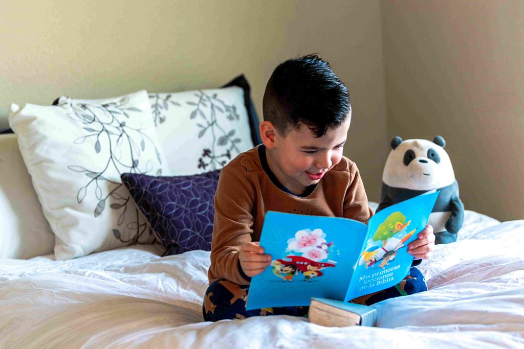 Sfeerbeeld van een kind dat boekje leest