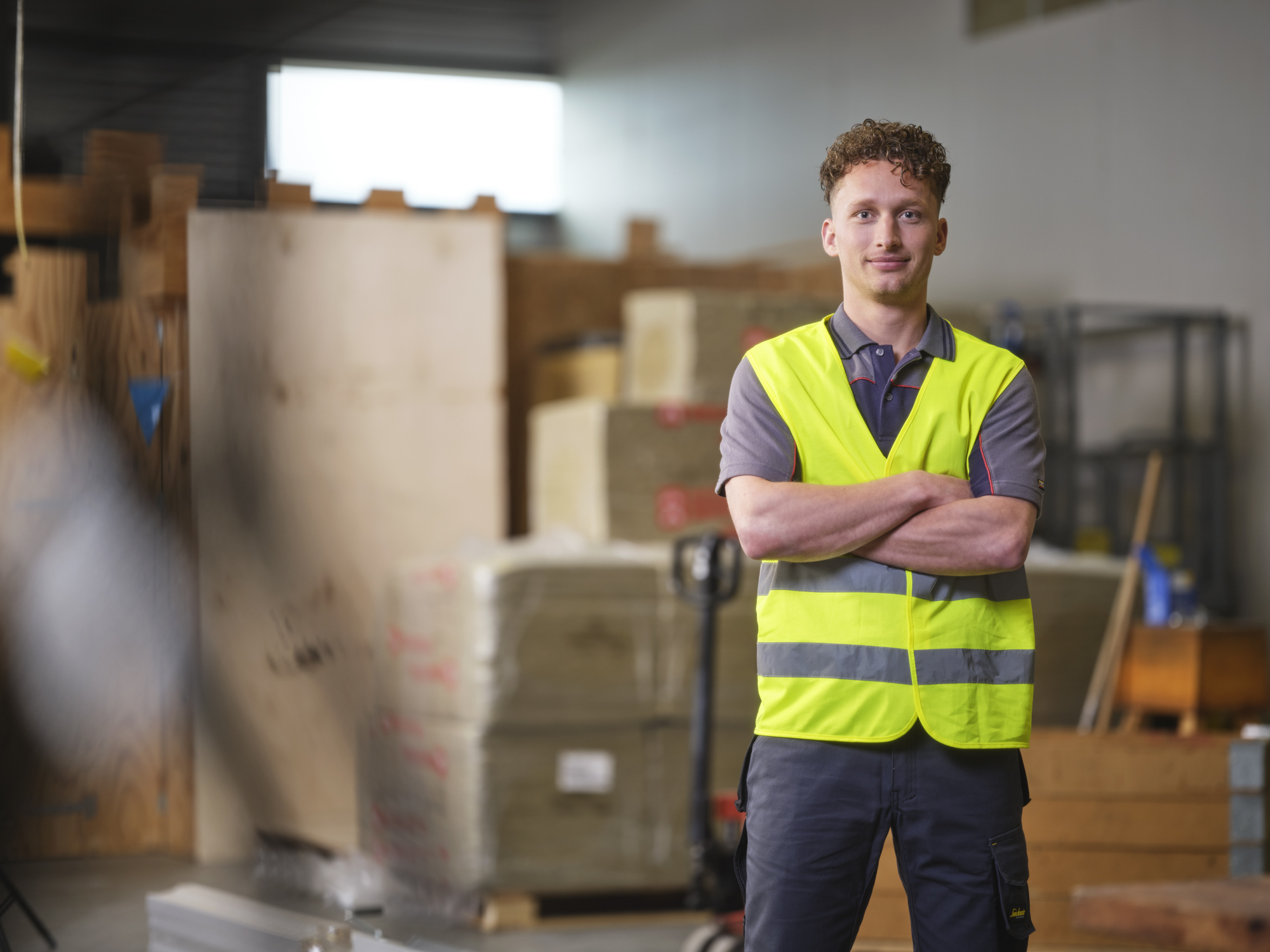  Logistiek Teamleider staat in magazijn met gekruiste armen