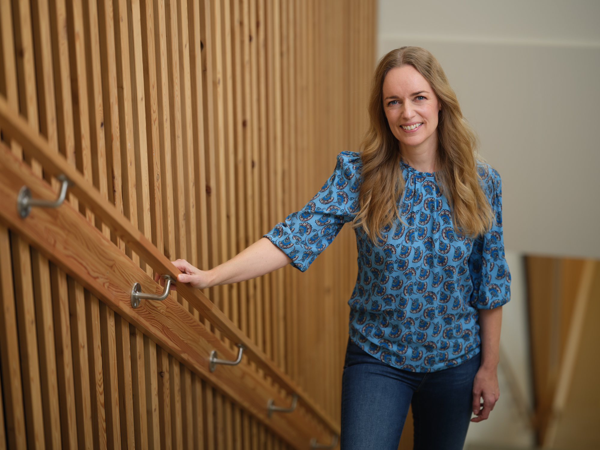 commercieel medewerker staat op de trap 