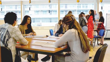Studenten HBO Toegepaste Psychologie zitten in het lokaal aan tafel
